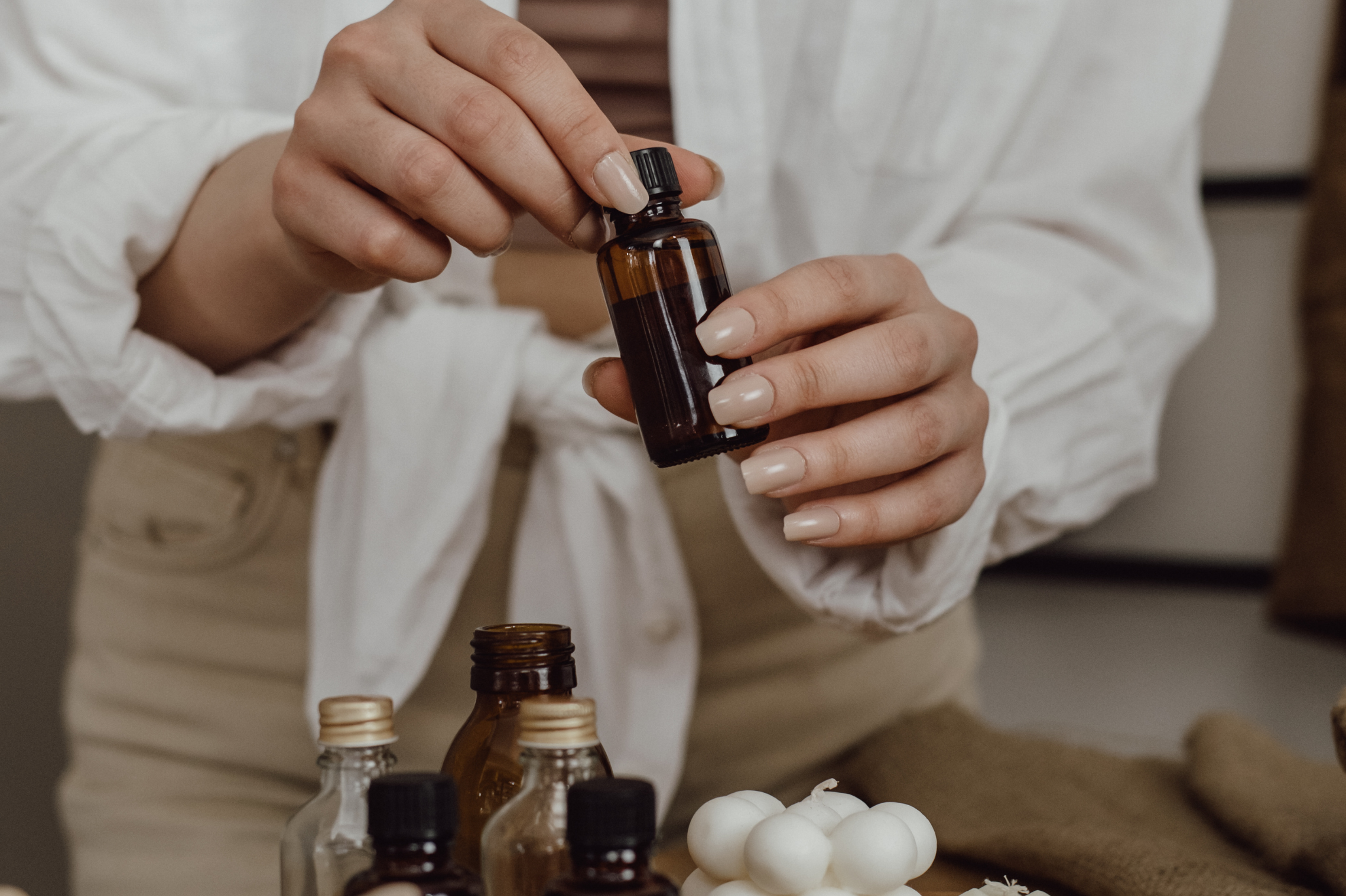 A scientific explanation of why clean linen scents trigger sensitivity, featuring gentle alternative fragrance notes.