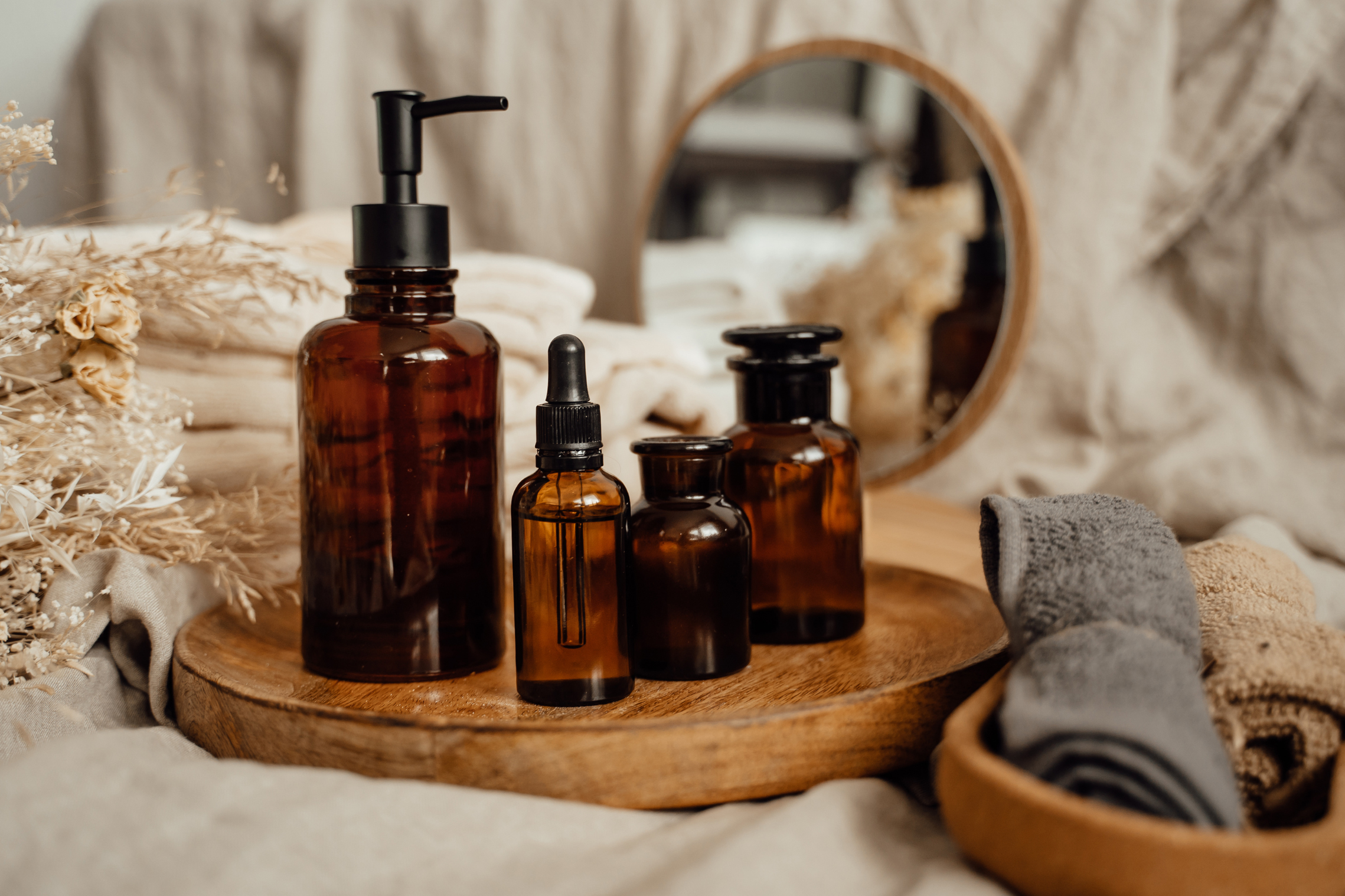 Luceria Blog: Essential oils vs fragrance oils comparison for scent-sensitive homes